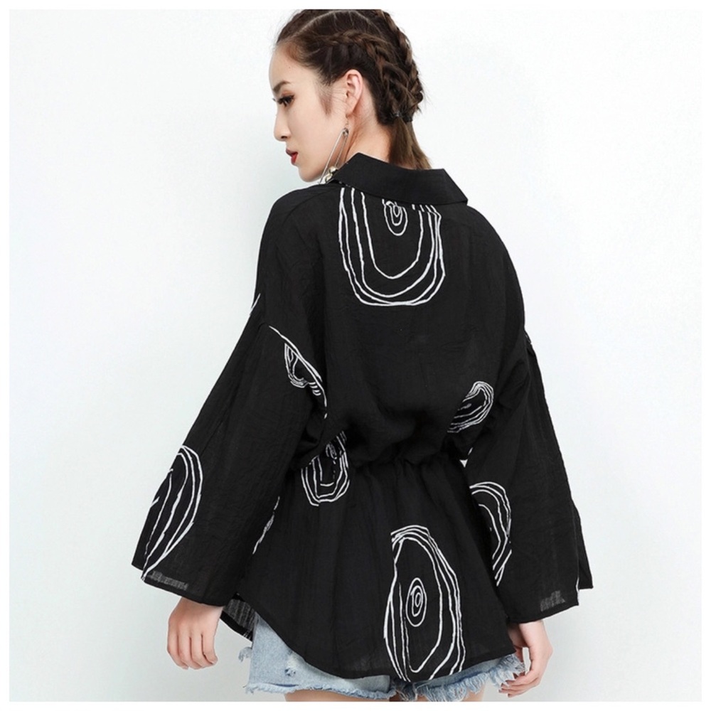🌼 Black & White Swirl Cinch Tie Flowing Top - Picture 2 of 6